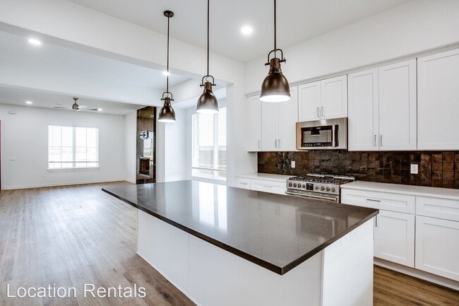 Building Photo - 3 br, 2.5 bath House - 11518 Savannah Avenue