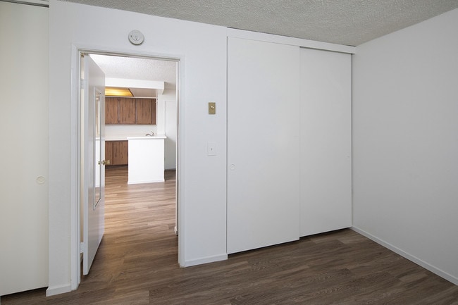 Building Photo - Mission Valley 1 Bedroom Condo w/ Pool, Spa, Fitness Center!