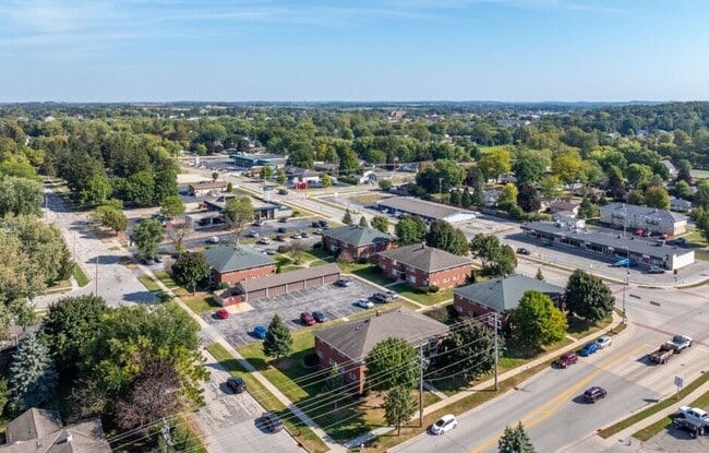 Building Photo - Lower 2 Bed/1 Bath Apartment Available!