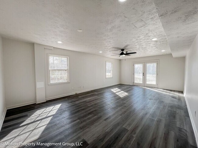 Building Photo - 1330 Hillcrest Dr