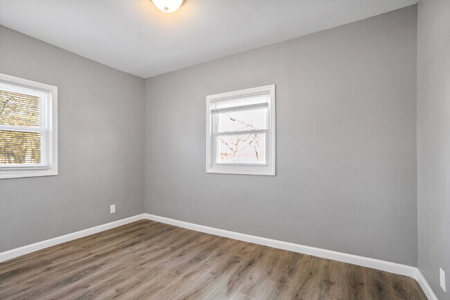 Building Photo - 3 Bedroom, 1 Bath with Garage