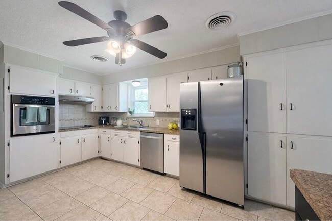 Building Photo - 509 Light St