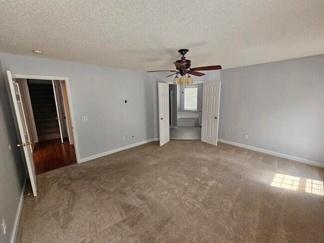 Building Photo - Elgin beauty with large bonus room