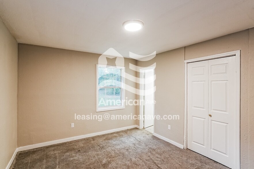 Building Photo - 3027 Woodside Dr