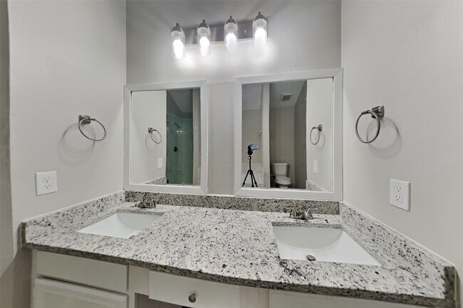 Building Photo - 20423 Drakewood Dr