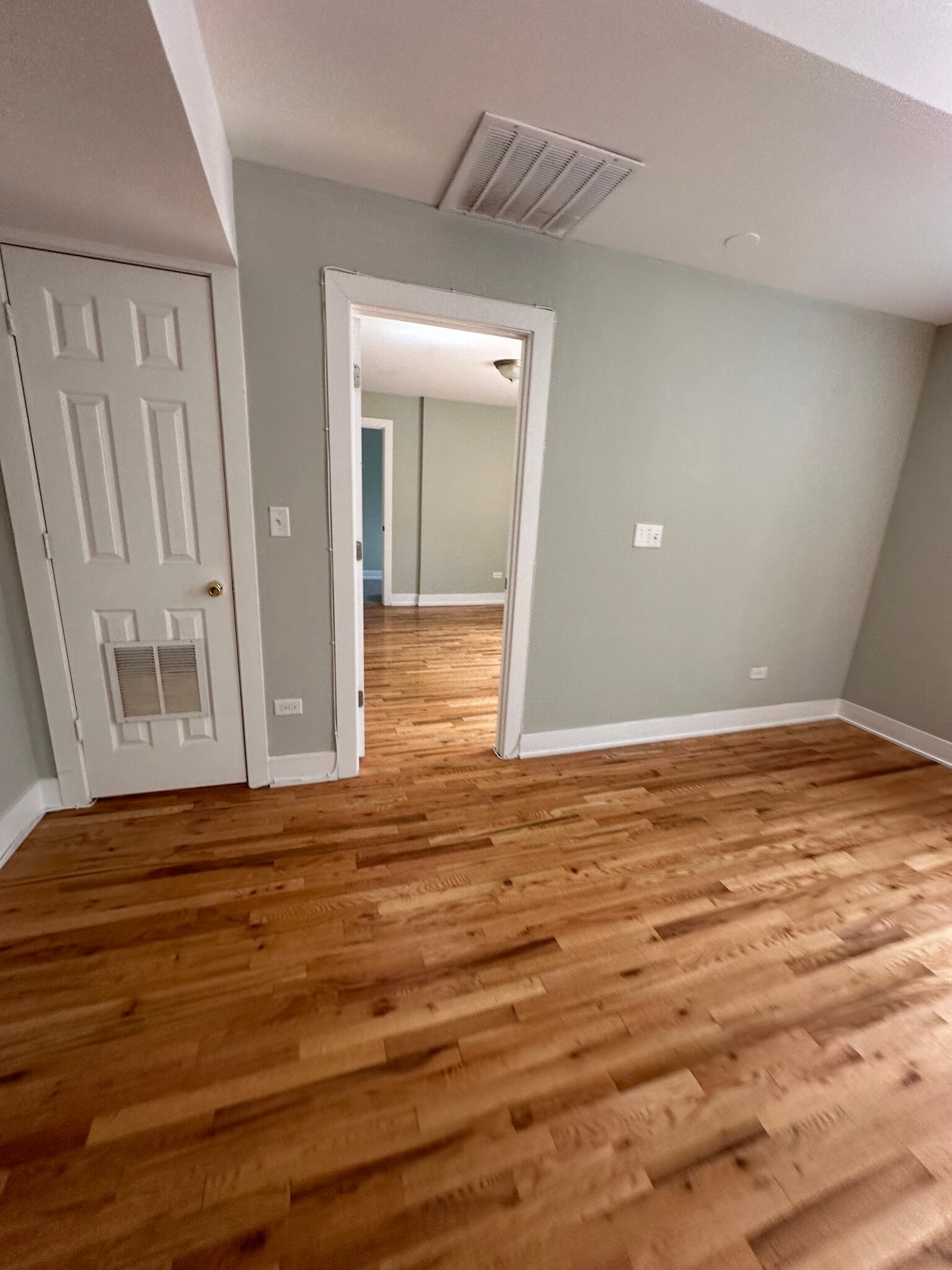 Building Photo - 910 W George St