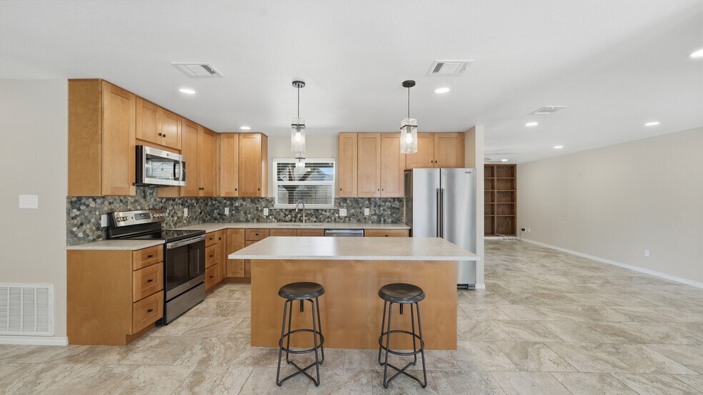 Building Photo - 1409 Highland Dr