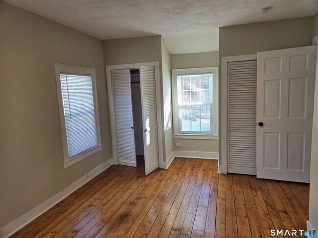 Building Photo - 623 Elm St