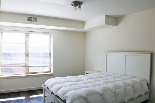 Building Photo - $2,100 | 2 Bedroom, 2 Bathroom Semi-Furnis...