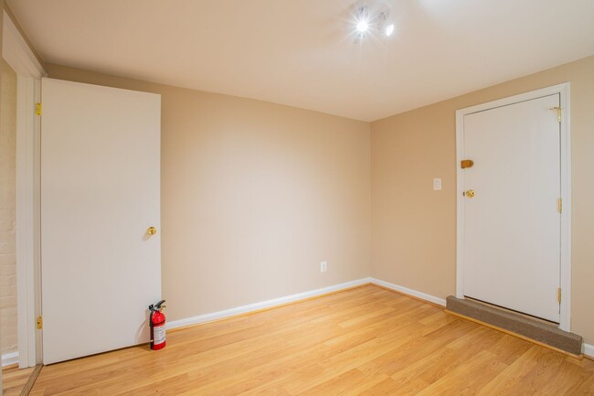 Building Photo - Lovely 1 BR/1 BA Condo in Dupont Circle!