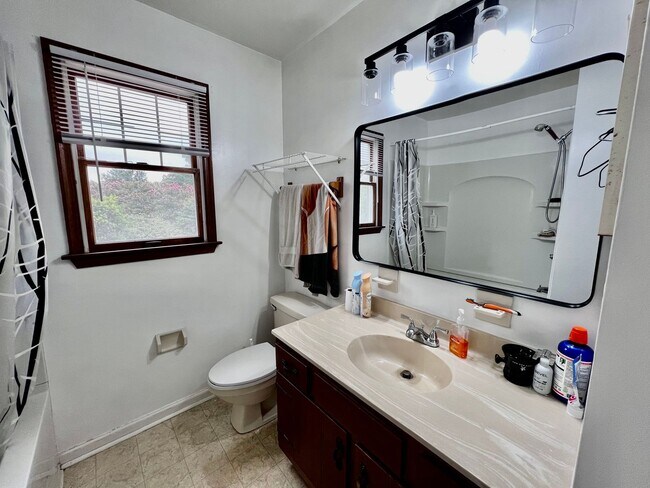 Building Photo - Spacious 3 bedroom home in Wesleyan Chase