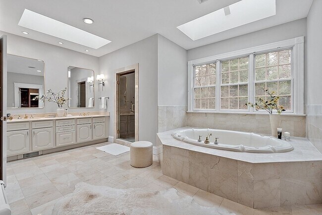 Building Photo - 451 Wellesley St