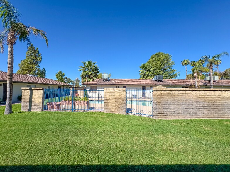 Building Photo - 5105 S La Rosa Dr