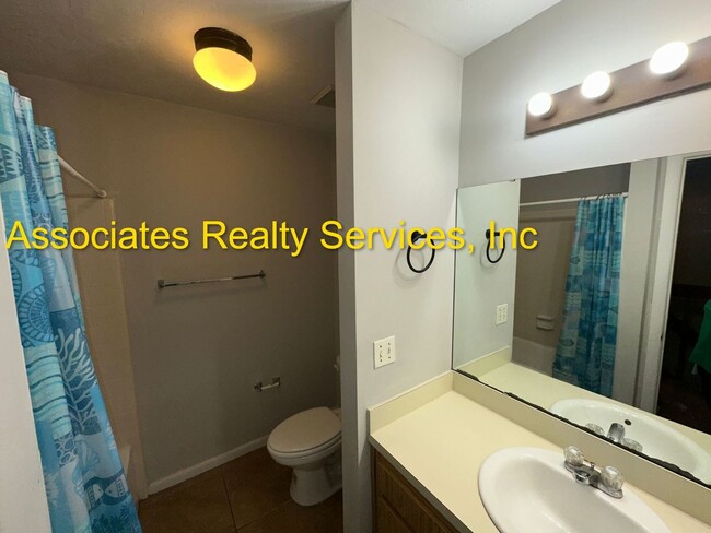 Building Photo - 2 Br/ 2.5 ba, Close to UF & shopping-