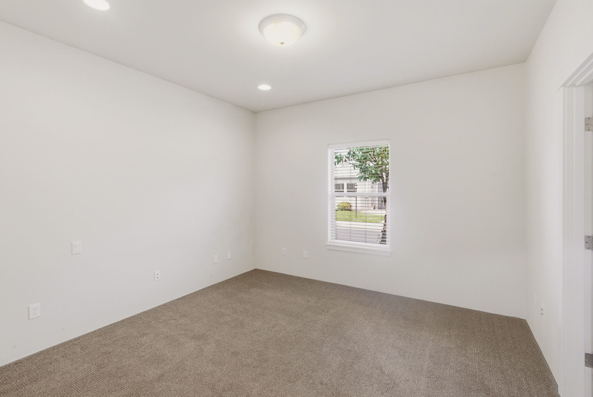 Building Photo - 741 SW Kinsington Ct