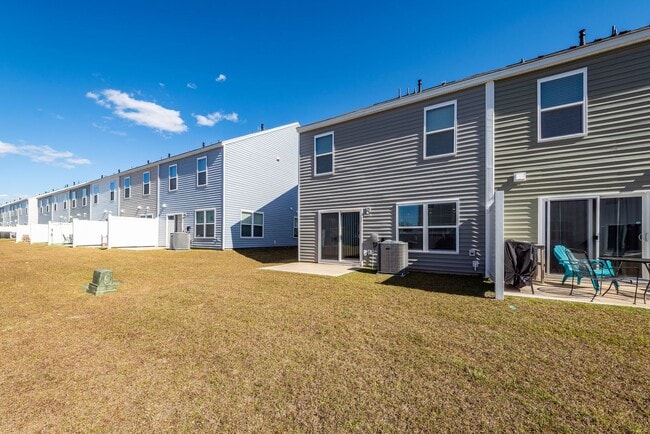 Building Photo - 3 Bedroom, 2.5 Bathroom Townhome in Carolina Groves - Moncks Corner