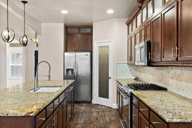 Building Photo - Charming NW Home with 3-Car Garage in Desirable Neighborhood