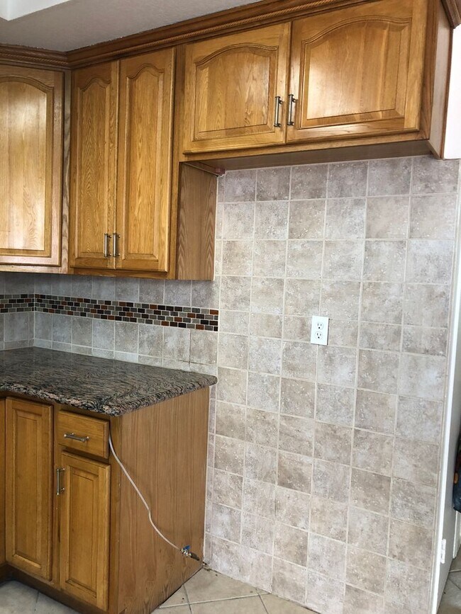 Building Photo - Santa Ana townhome style.  2 bed, 1 1/2 ba...