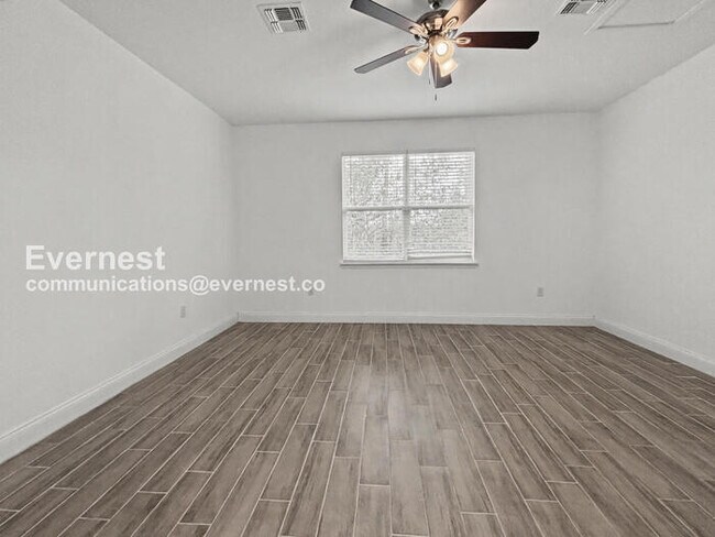 Building Photo - Limited Time Special Offer / 4 Bed, 3.5 Bath Home with Garage / Pet-Friendly / Vouchers Accepted ...