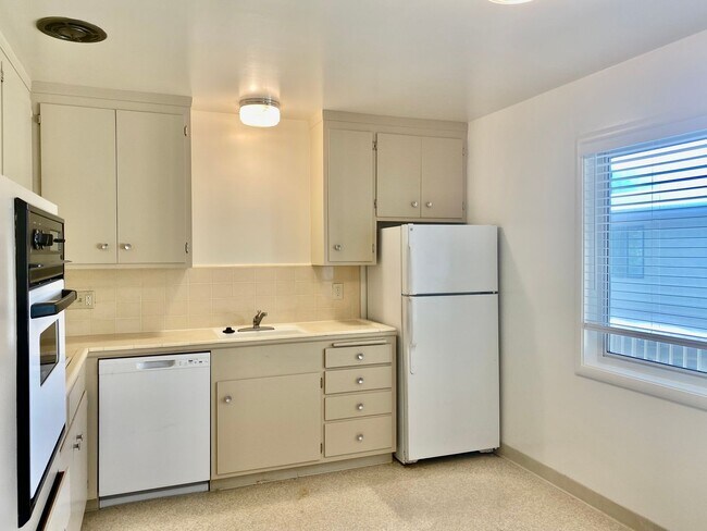 Building Photo - Immaculate 1BR/1BA! Downtown San Anselmo! Parking! Laundry! PROGRESSIVE