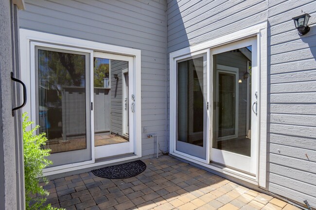 Building Photo - 3 Bed / 2.5 Bath bright and spacious home ...
