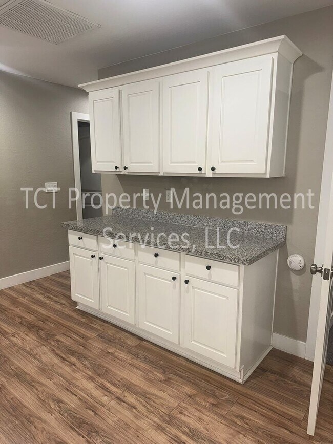 Building Photo - Newly Renovated Home With NO HOA on Large Lot