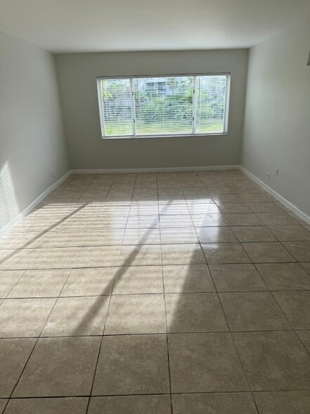 Great room - 151 SE 6th Ave