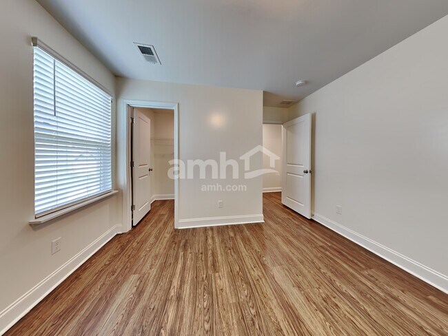 Building Photo - 525 Lateleaf Dr
