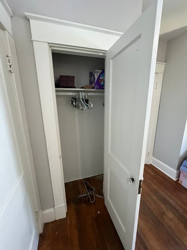 Building Photo - Spacious 4-Bedroom Home