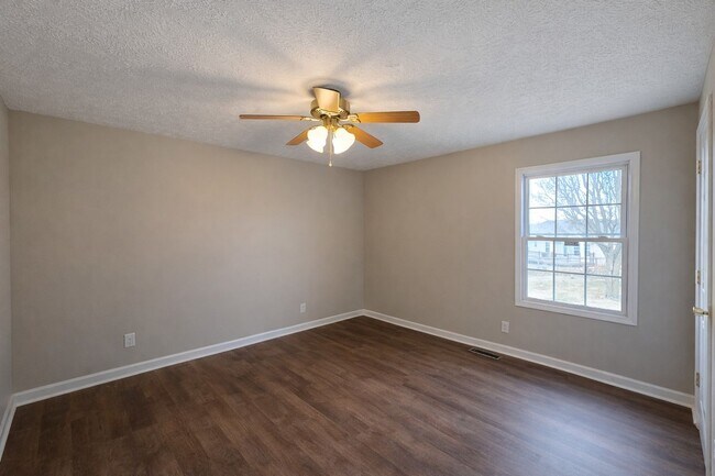 Building Photo - Beautiful 3 Bedroom 2 Bath Home