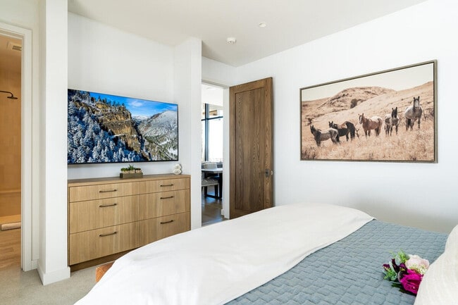 Building Photo - 10 Tree Line Ln