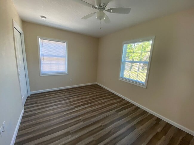 Building Photo - Economical 2Bed/1Ba Duplex Unit w/Bonus Ro...