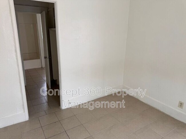 Building Photo - 758 Cerritos Ave
