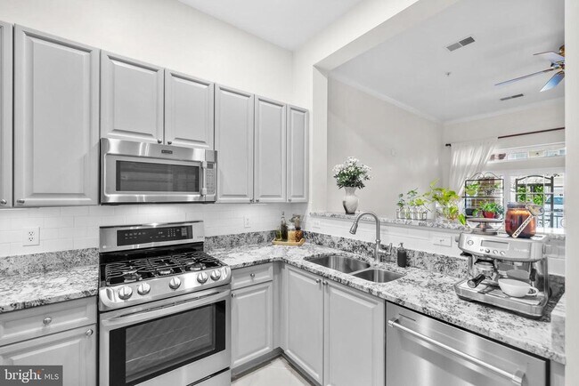 Building Photo - 4951 Brenman Park Dr