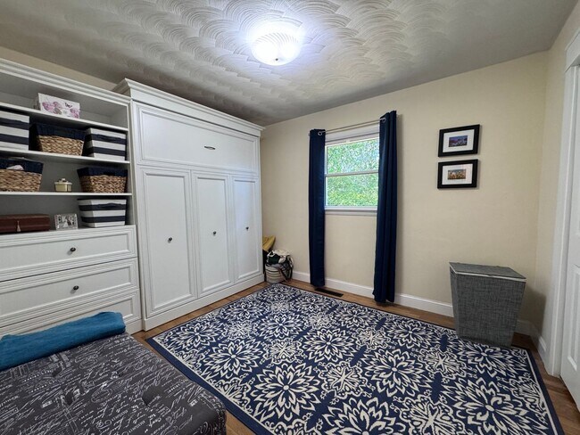 Building Photo - Lakefront Great Neck Home! 4/2.5 brick ranch in lovely Southern Point