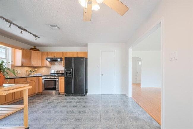 Building Photo - 5115 Kingfisher Dr