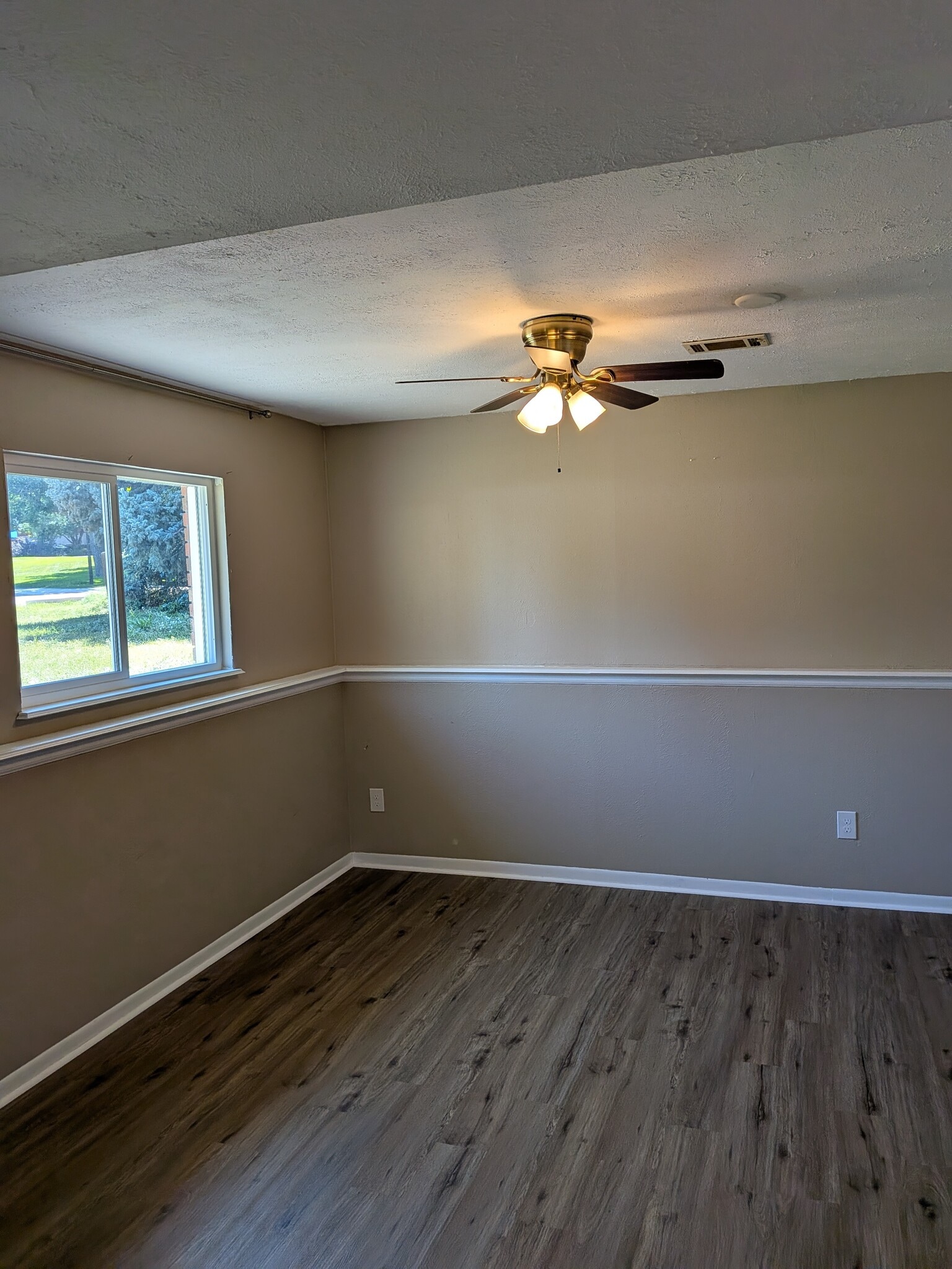 lower level living area - 1608 23rd Ave
