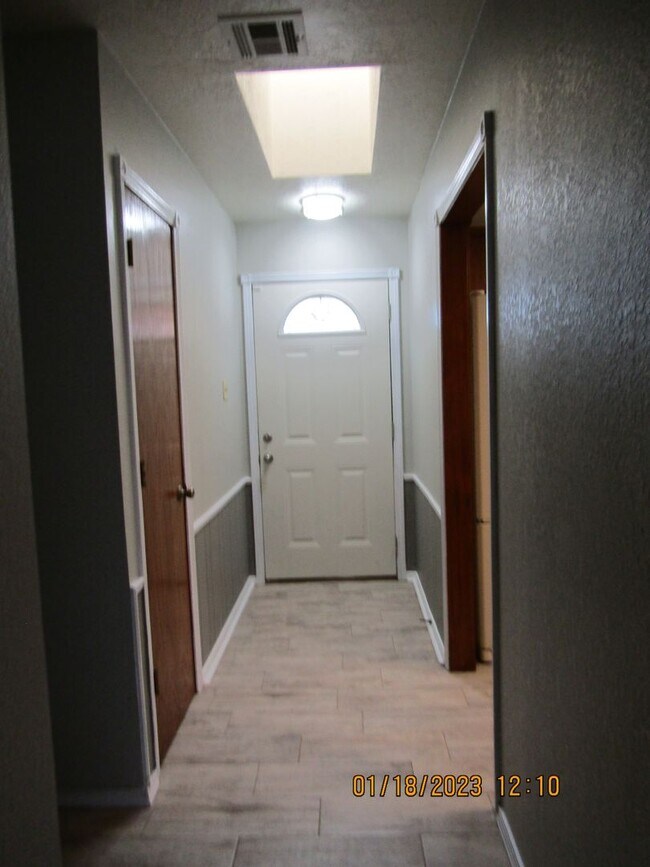 Building Photo - Great Home Located on the Eastside/Sungate...