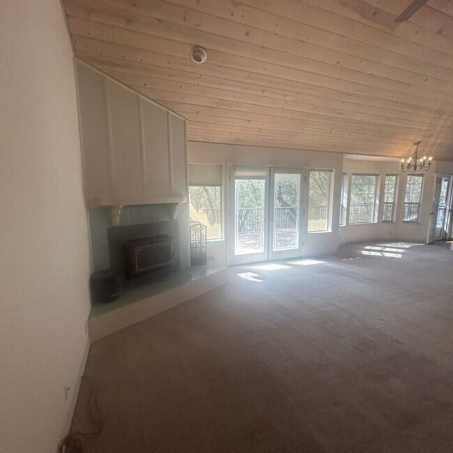 Building Photo - Beautiful Lake Wildwood Home with private back yard.