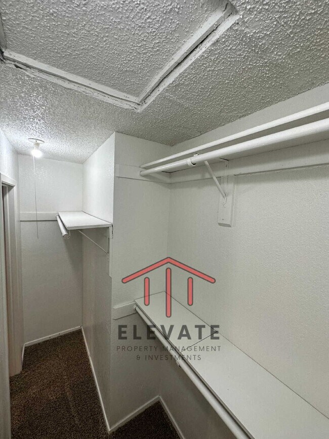 Building Photo - 1305 Lovell Dr