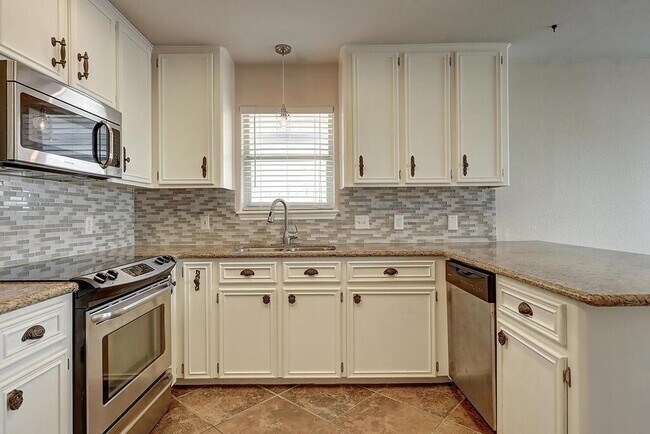 Building Photo - 14905 Dasmarinas Dr