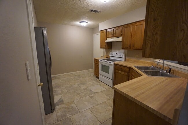 Building Photo - 3 Bed 2 Bath 1 Car Garage with Yard Care Included, Refrigerator Provided.
