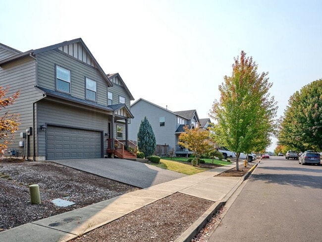 Building Photo - Beautiful 4 bedroom/2.5 Bath Home On Large...