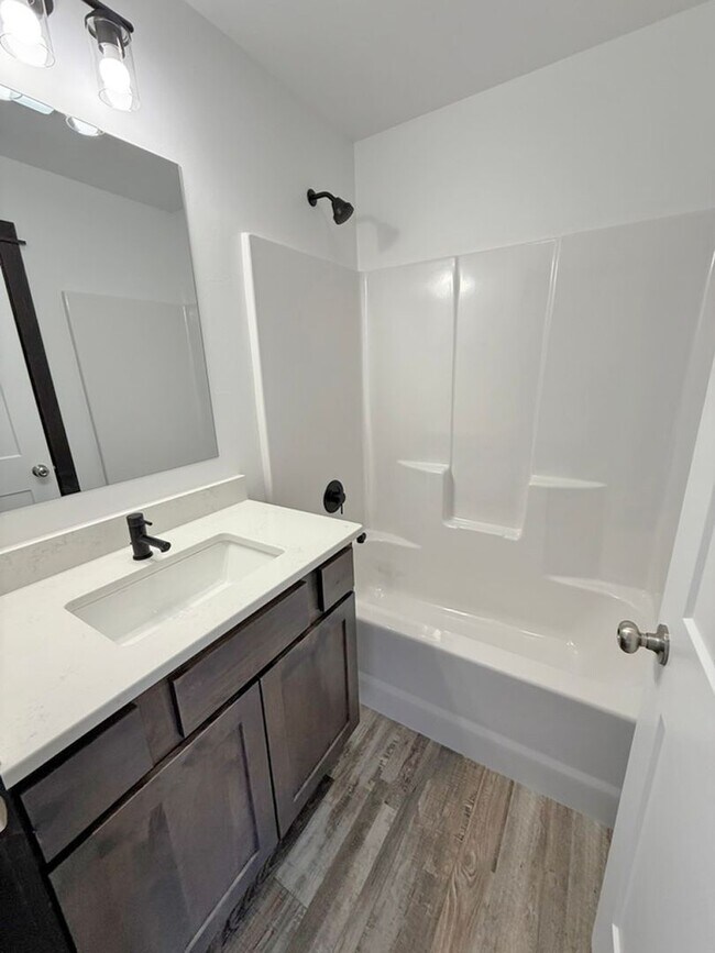 Building Photo - Brand New Condo, Large Windows and Central...