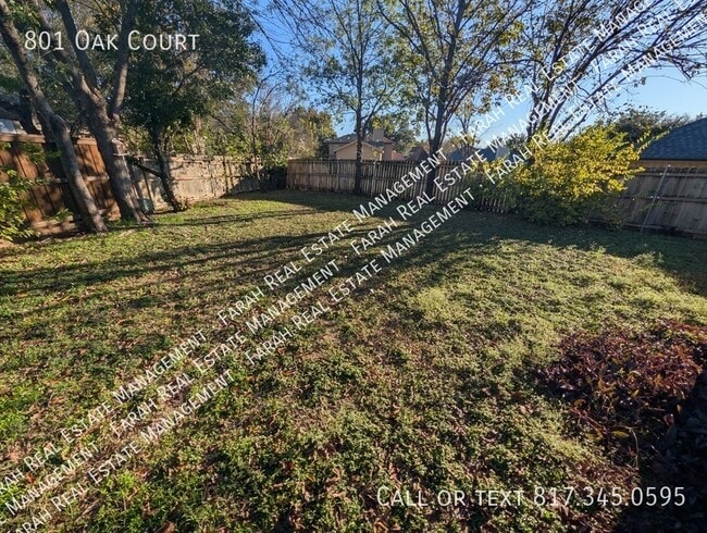 Building Photo - 801 Oak Ct