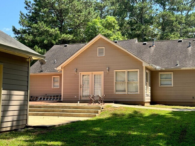 Building Photo - 4262 Apache Dr SE