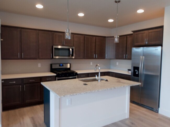 Building Photo - 3 Bed 2.5 Bath in Belgrade with attached d...