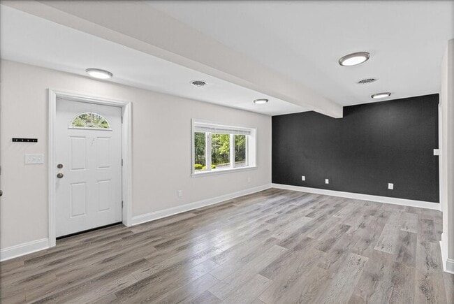 Building Photo - 2901 N Lakeshore Dr