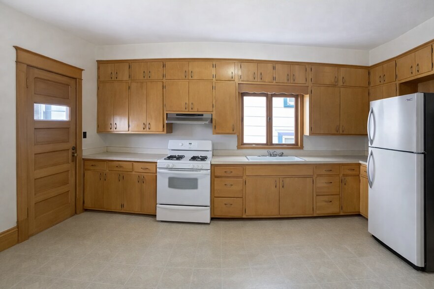 Building Photo - 1478 Van Buren Ave