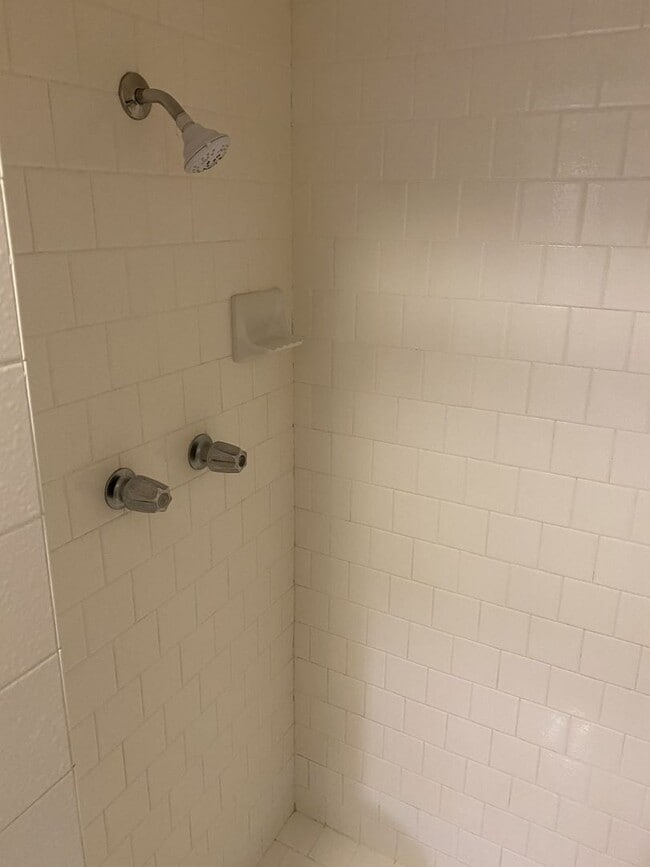 Building Photo - 1 BR, 1 Bath, 690 sq. ft. Victorian Unit - Close to Ferry Terminal